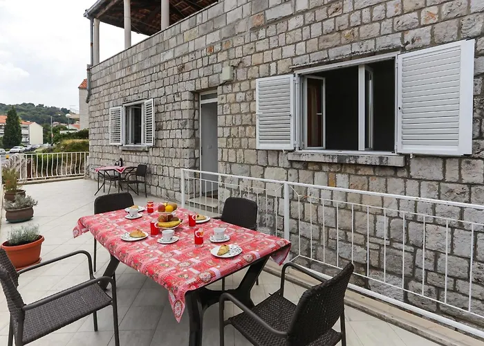 Sisic - One Bedroom With Terrace شقة